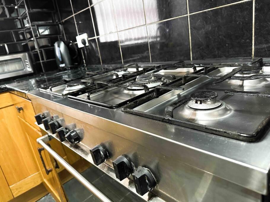New! 4 Bedroom London House With Garden And Lawn エクステリア 写真